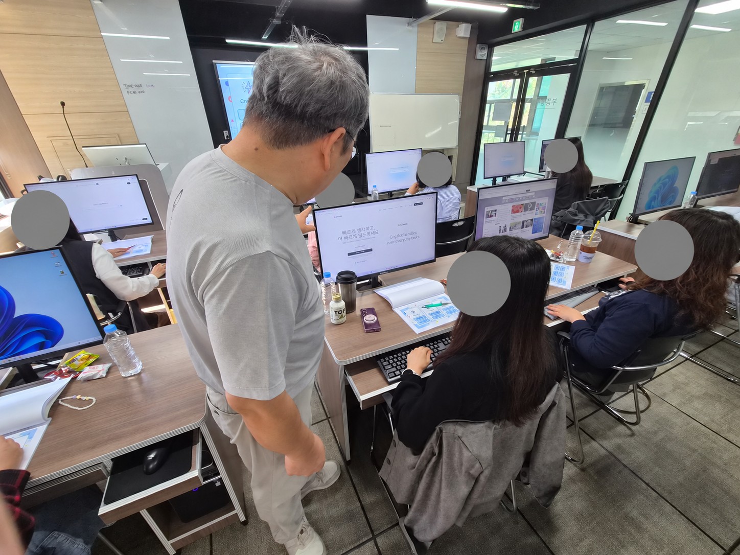 수강생 얼굴을 가린 생성형 AI 실습 지도 사진